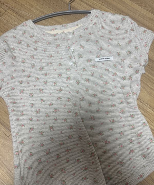 MUSINSA公式 | CRANK Flower Henley Neck Top_Oatmeal