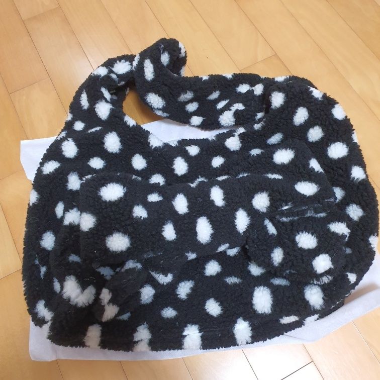 MUSINSA | SIO Dot Fluffy Shoulder Bag [Black]