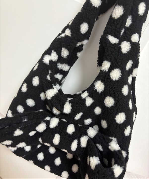 MUSINSA公式 | SIO Dot Fluffy Shoulder Bag [Black]
