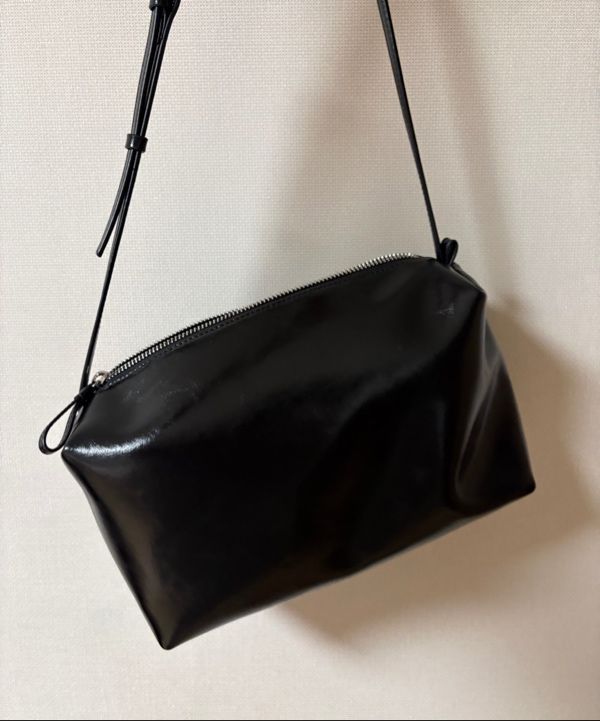 MUSINSA公式 | LOW CLASSIC LEATHER CARAMEL BOX BAG_BLACK_LC257BA04BK