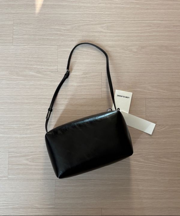 MUSINSA公式 | LOW CLASSIC LEATHER CARAMEL BOX BAG_BLACK_LC257BA04BK