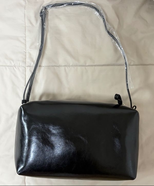 MUSINSA公式 | LOW CLASSIC LEATHER CARAMEL BOX BAG_BLACK_LC257BA04BK
