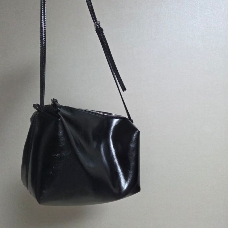 MUSINSA公式 | LOW CLASSIC LEATHER CARAMEL BOX BAG_BLACK_LC257BA04BK