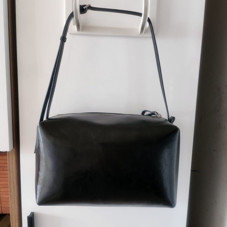 MUSINSA公式 | LOW CLASSIC LEATHER CARAMEL BOX BAG_BLACK_LC257BA04BK