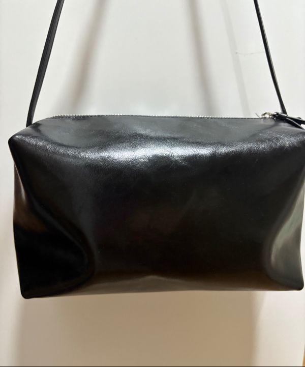 MUSINSA公式 | LOW CLASSIC LEATHER CARAMEL BOX BAG_BLACK_LC257BA04BK