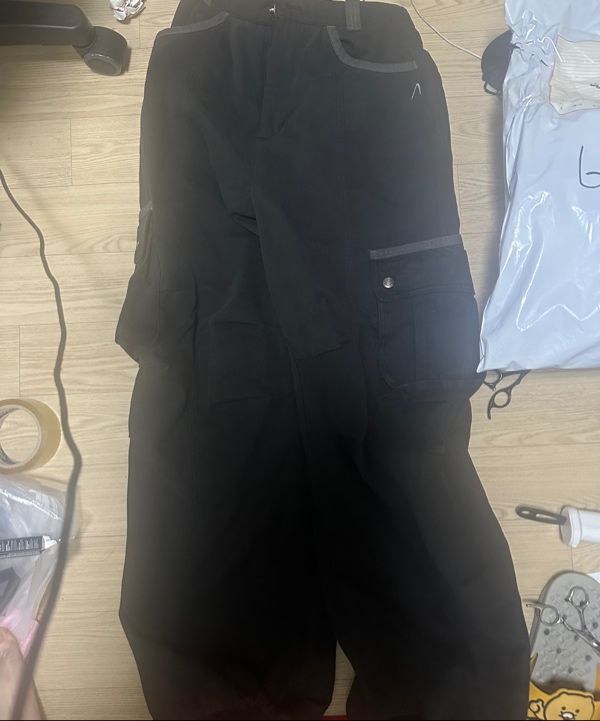 MUSINSA公式 | AAKAM Knee Pin-tuck Contrast Cargo Pants (Black)