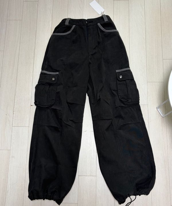 MUSINSA公式 | AAKAM Knee Pin-tuck Contrast Cargo Pants (Black)