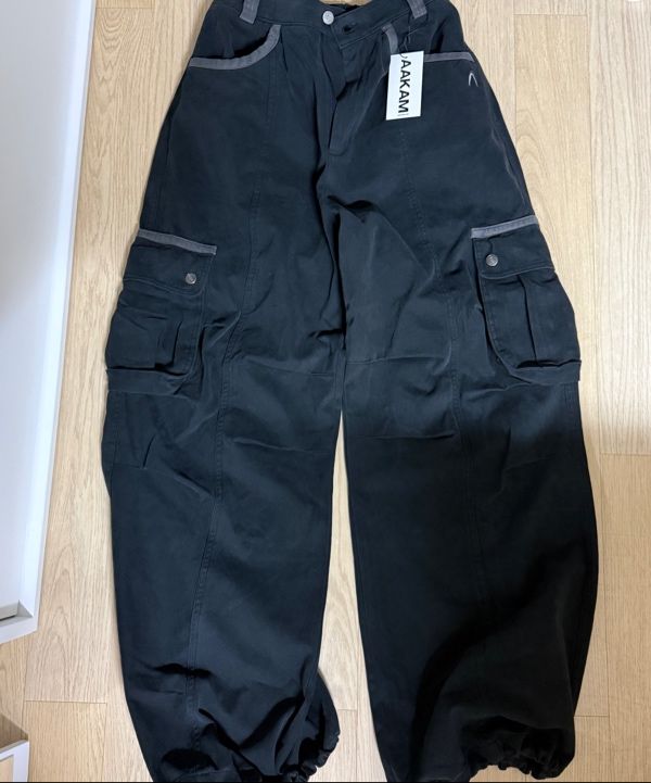 MUSINSA公式 | AAKAM Knee Pin-tuck Contrast Cargo Pants (Black)