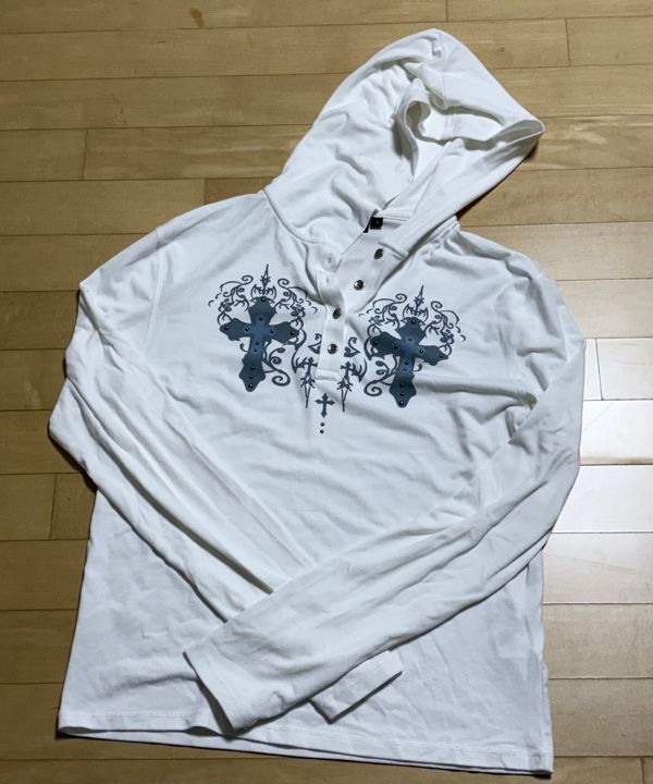 【AAKAM】スタッズ CROS2 フーディー ロング スリーブ ★ UNISEX MUSINSA | AAKAM Studded CROS2 Hooded Long Sleeve (White)