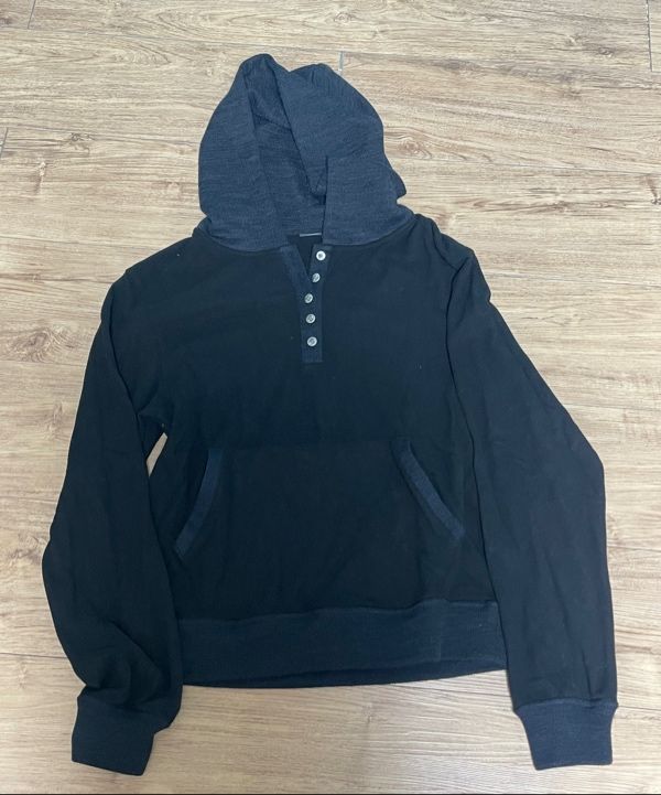 MUSINSA公式 | AAKAM Contrast Logo Button Hoodie (Black)