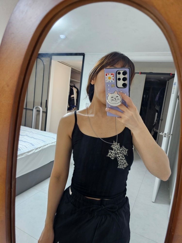 MUSINSA | ILLIO White leopard cross necklace top