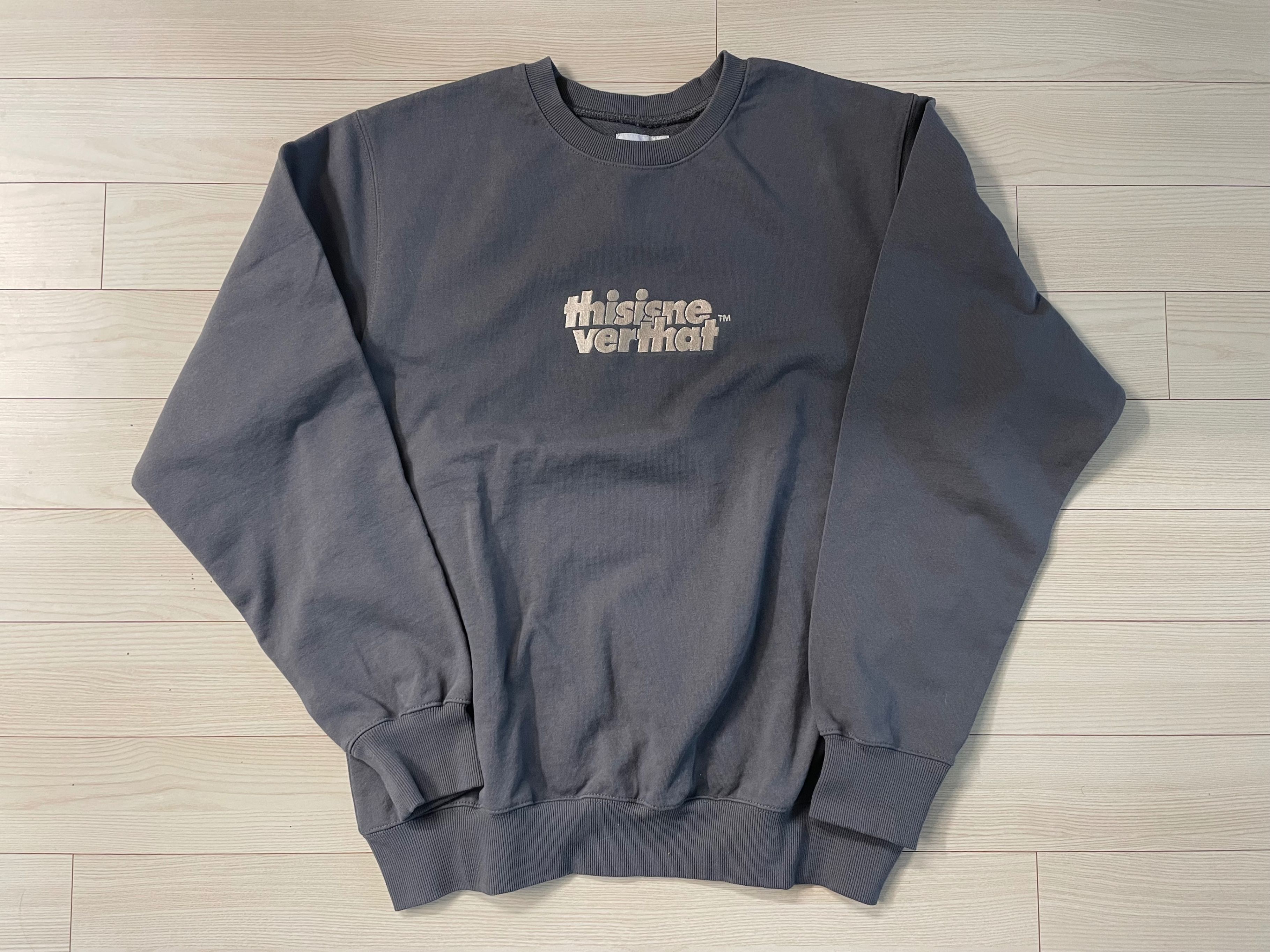 MUSINSA公式 | thisisneverthat® OL-Logo Crewneck Dark Grey