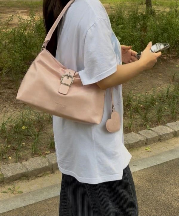 【VVV】韓国人気★ Ribbon Hobo Buckle Shoulder Bag MUSINSA公式 | VVV Ribbon Hobo Buckle Shoulder Bag _ Black