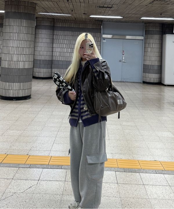 ショルダーバッグ・ポシェット [MATINKIM]side zipper shoulder bag in dark brown MUSINSA | MATIN KIM SIDE ZIPPER SHOULDER BAG IN DARK BROWN