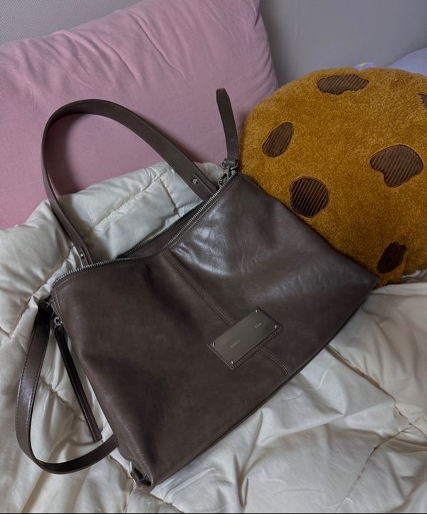 MUSINSA公式 | MATIN KIM SIDE ZIPPER SHOULDER BAG IN DARK BROWN