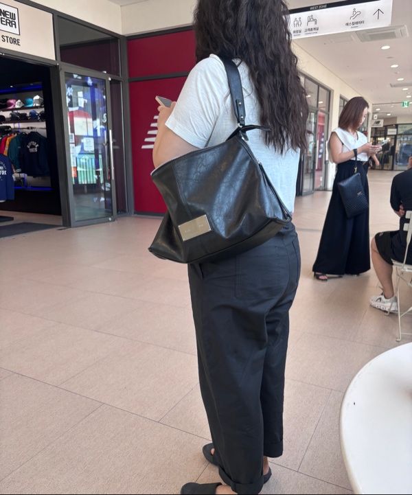 ショルダーバッグ・ポシェット [MATINKIM]side zipper shoulder bag in black SIDE ZIPPER SHOULDER BAG IN BLACK – Matin Kim