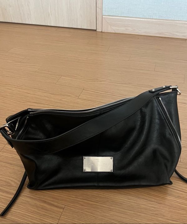 ショルダーバッグ・ポシェット [MATINKIM]side zipper shoulder bag in black SIDE ZIPPER SHOULDER BAG IN BLACK – Matin Kim
