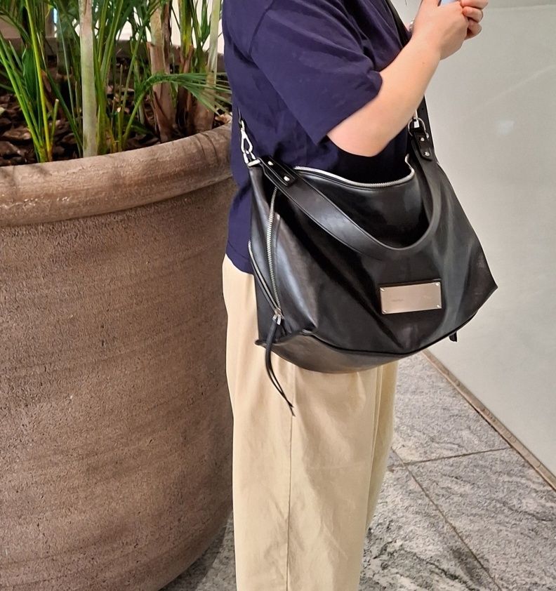 【Matin Kim】SIDE ZIPPER SHOULDER BAG SIDE ZIPPER SHOULDER BAG IN BLACK – Matin Kim