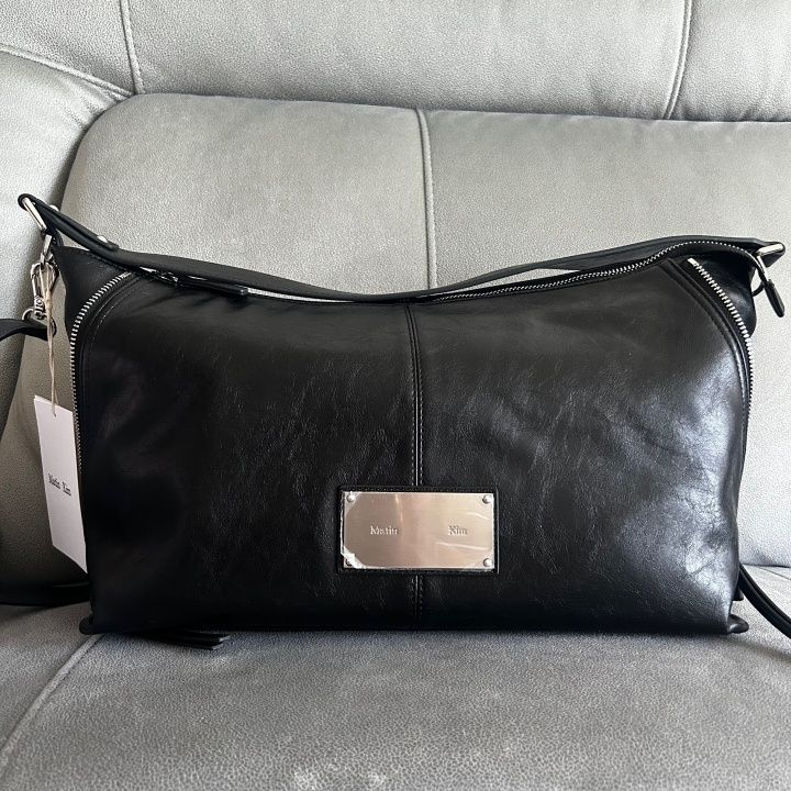 【Matin Kim】SIDE ZIPPER SHOULDER BAG SIDE ZIPPER SHOULDER BAG IN BLACK – Matin Kim