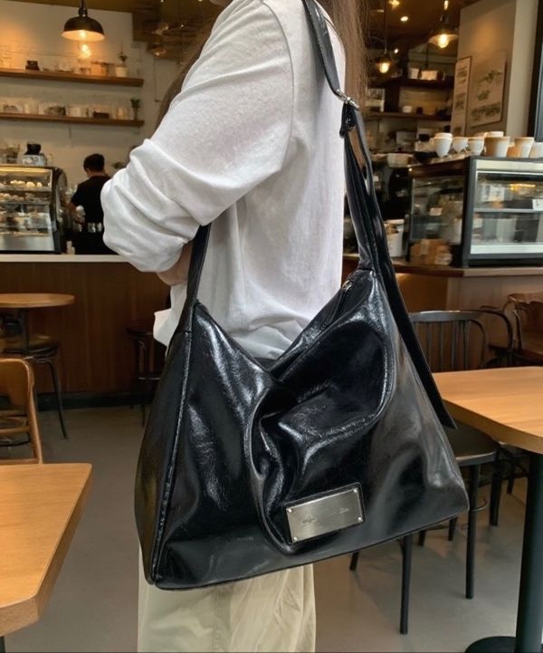 MUSINSA公式 | MATIN KIM SIDE ZIPPER SHOULDER BAG IN BLACK