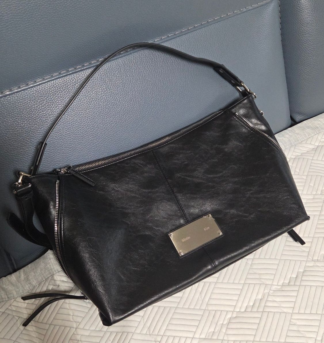 MUSINSA公式 | MATIN KIM SIDE ZIPPER SHOULDER BAG IN BLACK