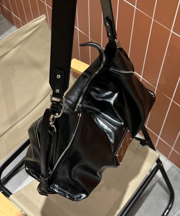 【Matin Kim】SIDE ZIPPER SHOULDER BAG MATIN KIM MOKDONG - SIDE ZIPPER SHOULDER BAG IN 2color