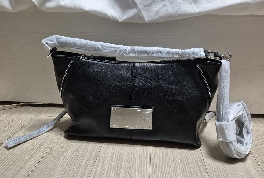 MUSINSA | MATIN KIM SIDE ZIPPER TWO WAY BAG IN BLACK