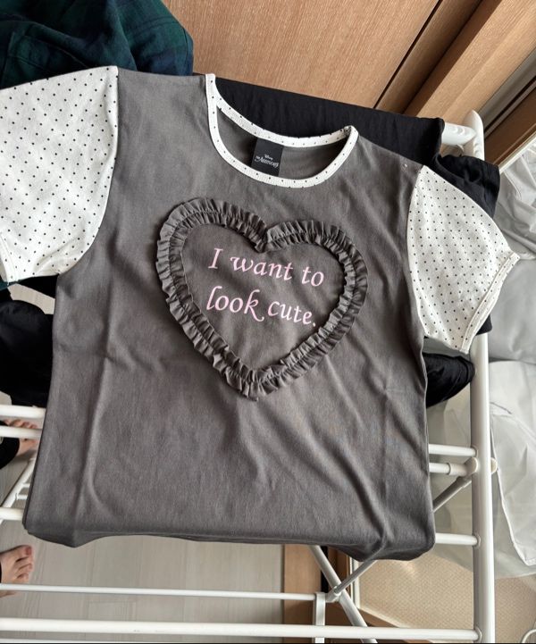 MUSINSA | LUV IS TRUE [MARIE] FRILL LETTERING TEE(CHARCOAL)