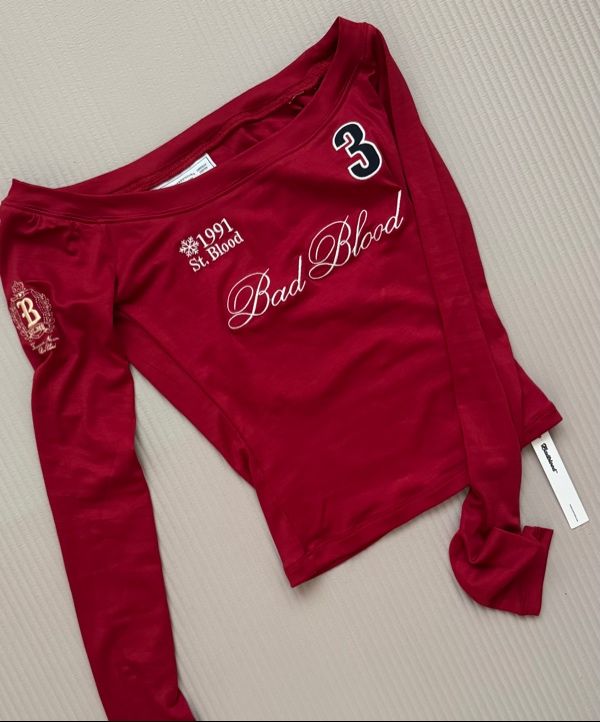 【BADBLOOD】25SS★ Classic Logo Off-Shoulder Top BADBLOOD】25SS☆ Classic Logo Off-Shoulder Top (BADBLOOD/T