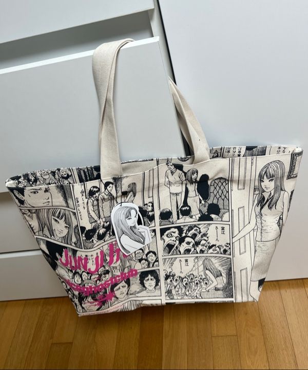 トートバッグ [NICEGHOSTCLUB]JUNJI ITO JUNJI MANIAC TOMIE LOGO BIG TOTE junji ito maniac tomie logo big tote bag[black] - niceghostclub