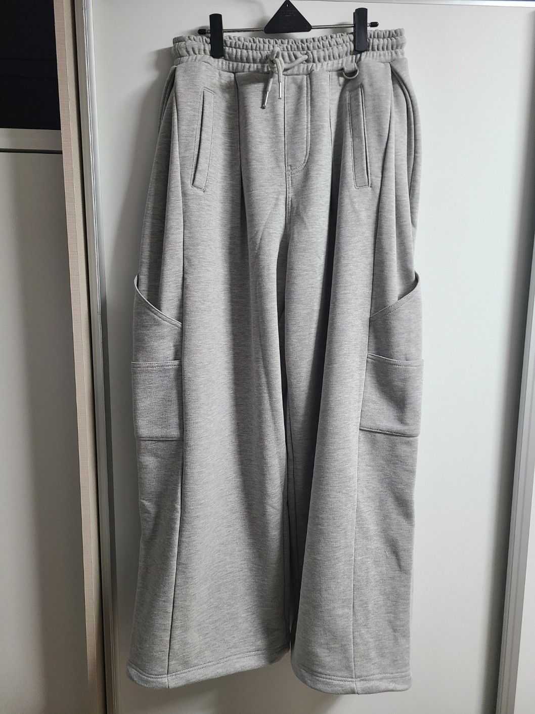 新品未使用タグ付　マメクロゴウチ　Pin Tuck Sweatpantsサイズ3 MUSINSA公式 | DNSR Side pin tuck cargo sweatpants grey