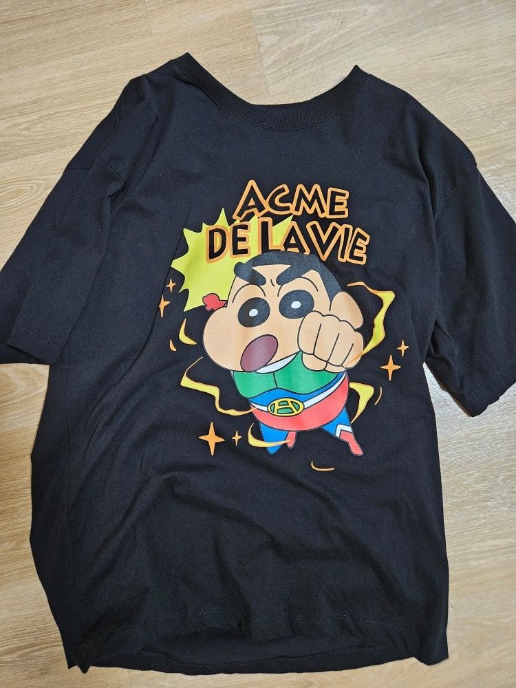 【ADLV】 ACTION KAMEN SHINCHAN SHORT SLEEVE T-SHIRT acmé de la vie Action Kamen Shinchan T-Shirt – Black Short