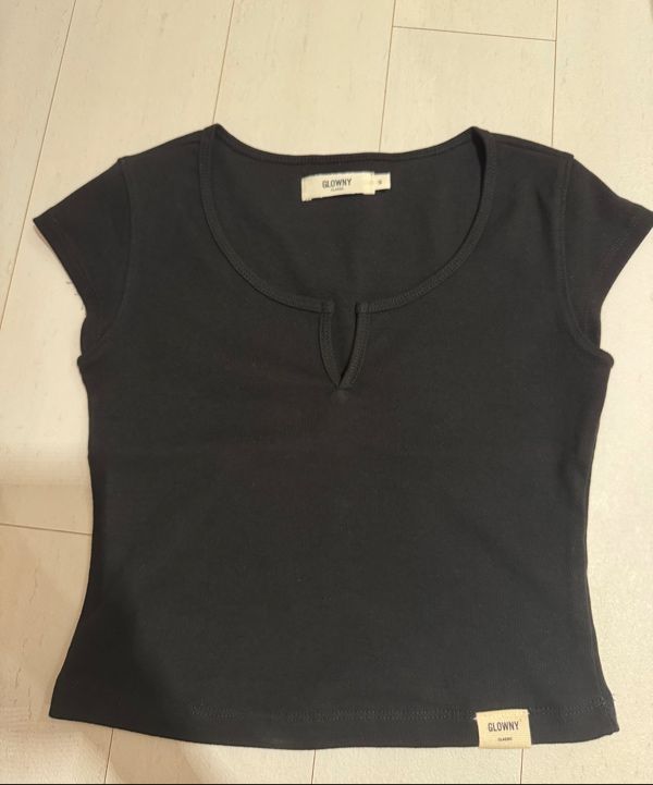 【GLOWNY】25SS★ (S,M,L) G SLIT TEE MUSINSA | GLOWNY G SLIT TEE (3 colors)