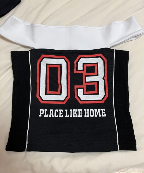 MUSINSA | YOUHEE OFF-SHOULDER GRAPHIC JERSEY TOP BLACK