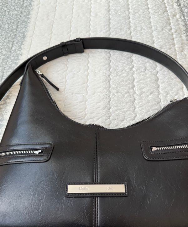 無料配送 ★Matin Kim★ ASYMMETRICAL ZIPPER BAG ASYMMETRICAL ZIPPER BAG IN BLACK – Matin Kim