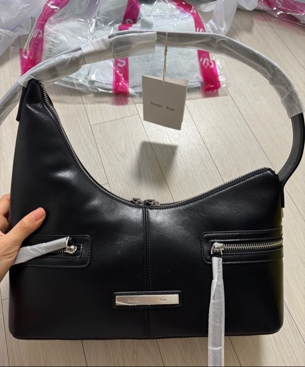 【MATIN KIM】ASYMMETRICAL ZIPPER BAG MUSINSA | MATIN KIM ASYMMETRICAL ZIPPER BAG IN BLACK