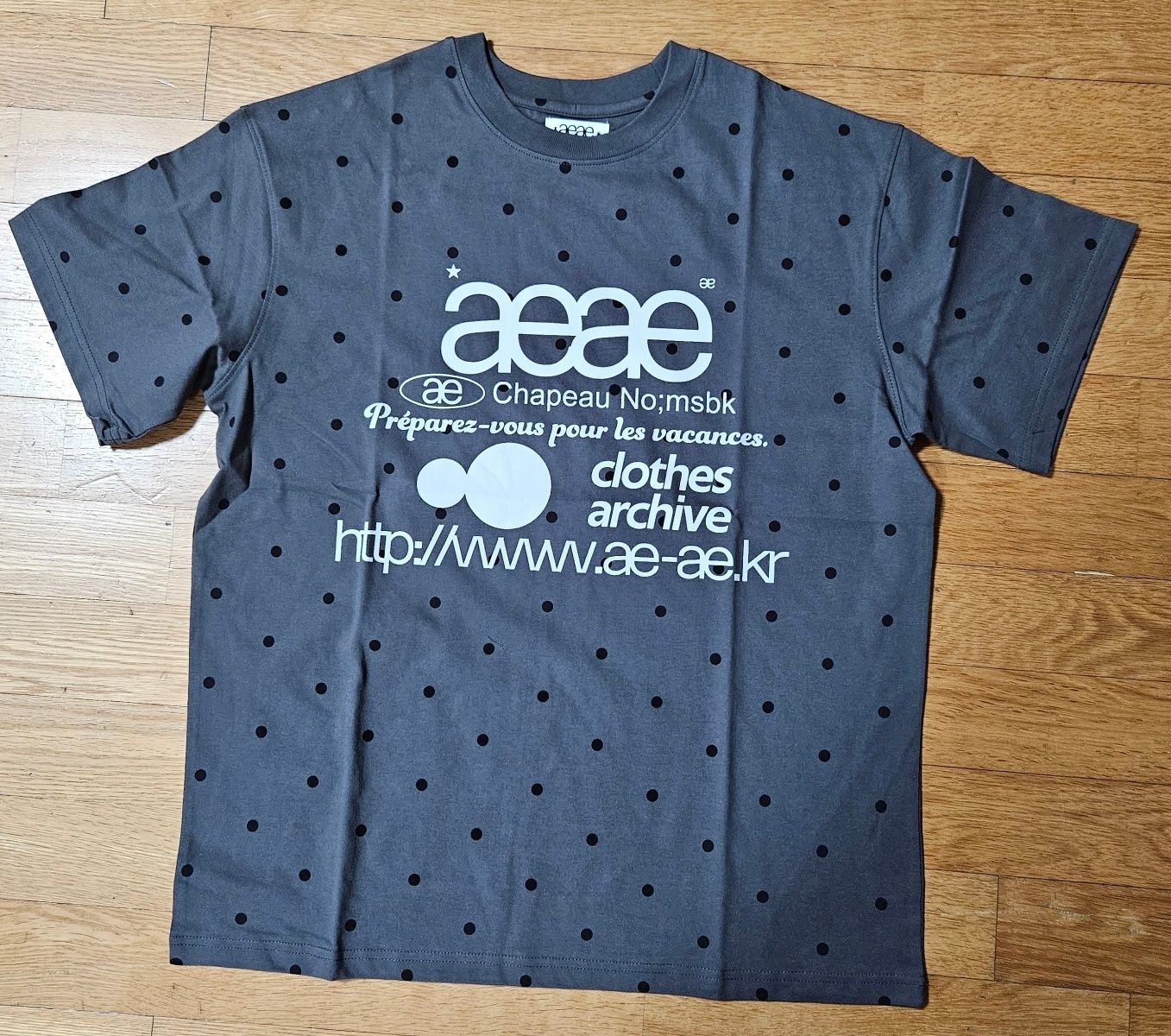 ★AEAE★ WEB LOGO DOT TSHIRTS CHARCOAL AE45SWTS005CHA MUSINSA | AEAE WEB LOGO DOT T-SHIRTS [CHARCOAL]