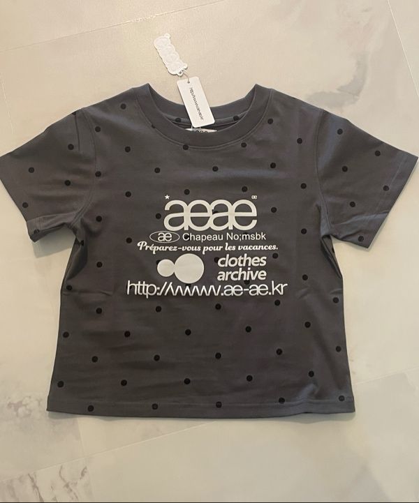 MUSINSA公式 | AEAE WEB LOGO DOT CROP T-SHIRTS [CHARCOAL]