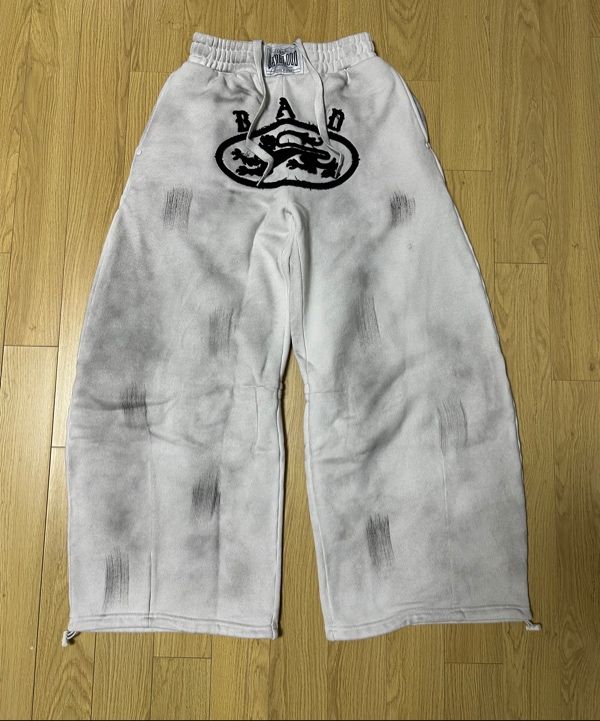 MUSINSA | BADBLOOD Lion Patch 2 Way Curved Jogger - Washed White