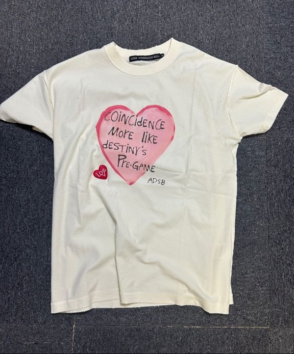 [ANDERSSON BELL] ユニセックスハートメッセージ Tシャツ 27503699_57543931_322.jpg