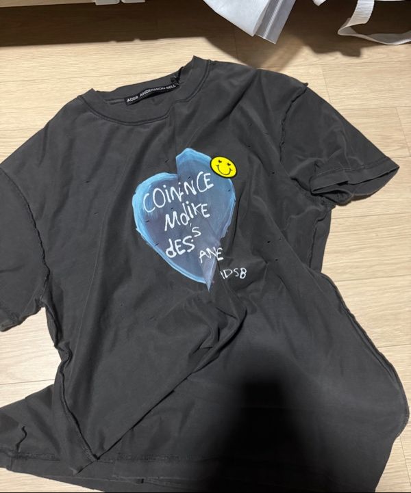 ★ANDERSSON BELL★ UNISEX HEART MESSAGE TSHIRT atb1251u(CHAR Andersson Bell Heart Message T-Shirt in Anthracite | SVD USA