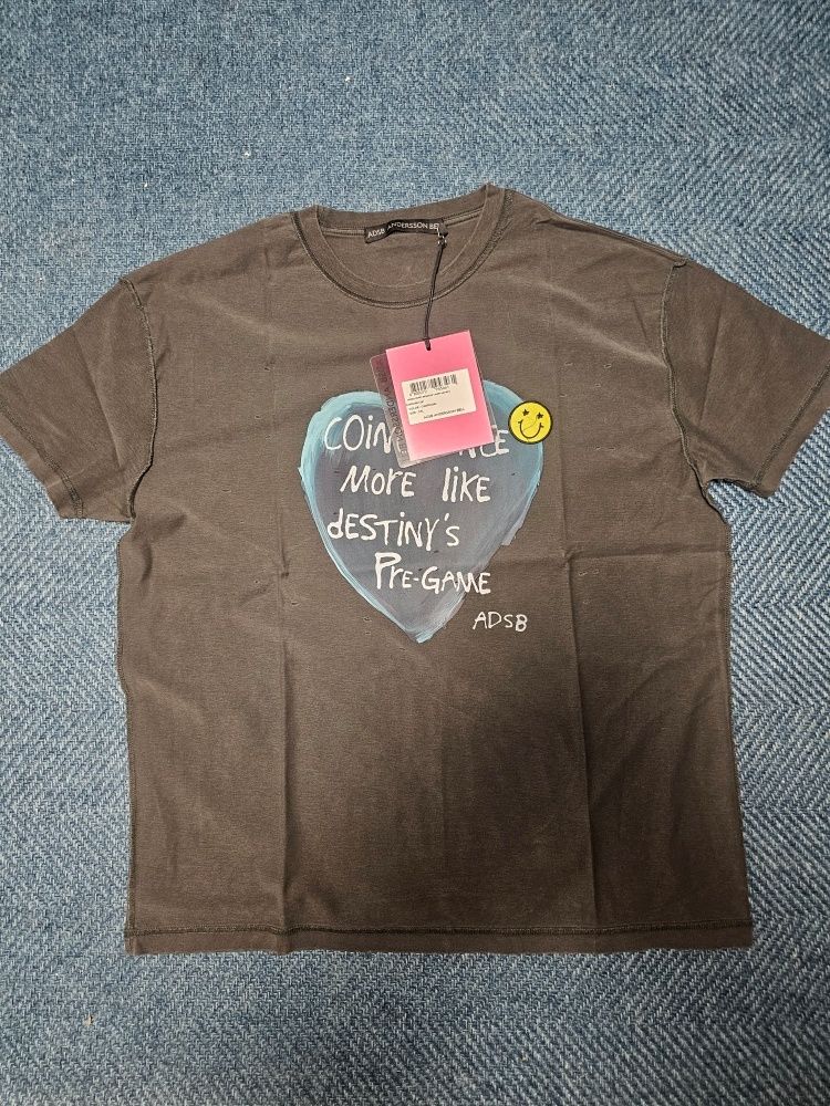 [アンダースンベル] UNISEX HEART MESSAGE T-SHIRT Andersson Bell Heart Message T-Shirt in Anthracite | SVD USA