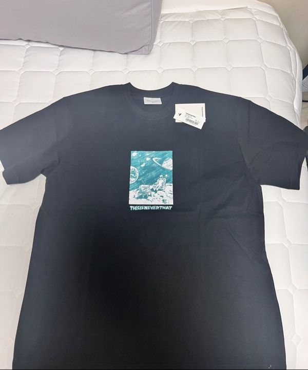 MUSINSA公式 | thisisneverthat® Outer Space Tee Black