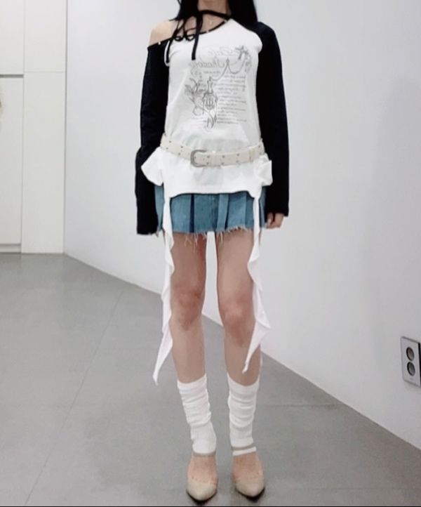 MUSINSA公式 | NOTKNOWING One Shoulder Raglan Ruffle Top (WHITE)