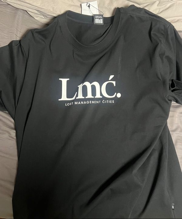 ★LMC★ SERIF LOGO TEE black SERIF LOGO TEE black - LMC | 엘엠씨