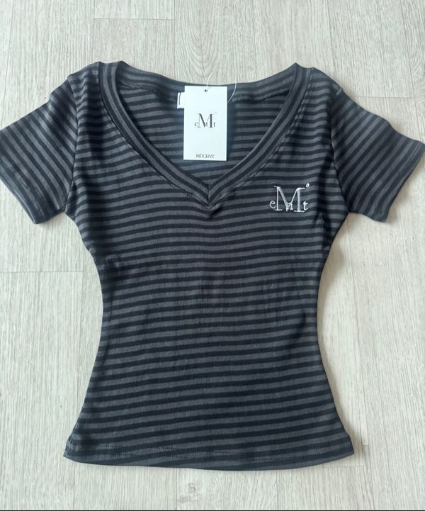 ■MUCENT■ Emma V-neck Striped Short Sleeve Tee P00000XG MUSINSA公式 | MUCENT Emma V-neck Striped Short Sleeve Tee