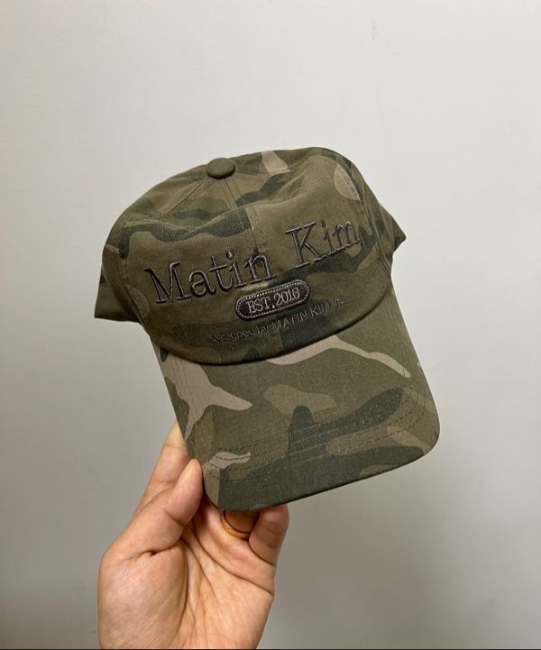 Matin Kim キャップ カーキ ロゴ 迷彩柄 MUSINSA公式 | MATIN KIM CAMOUFLAGE LOGO BALL CAP IN KHAKI