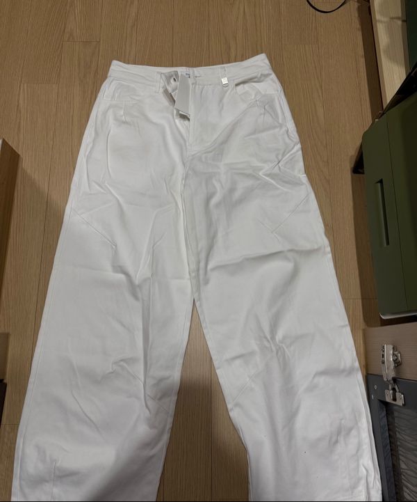 MUSINSA | ROCKCAKE Eyelet R Pocket Curved Pants - White