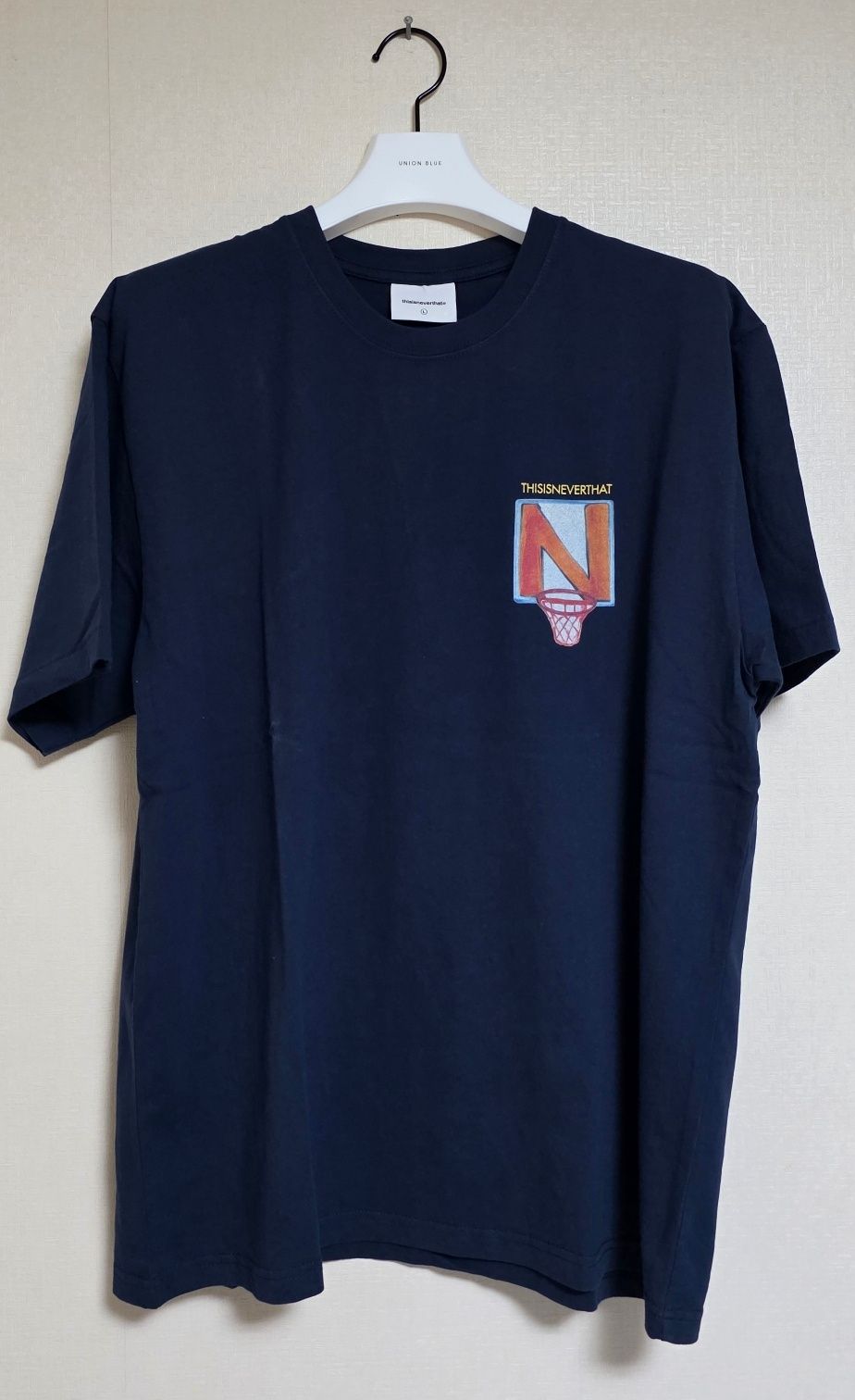 さらに100円引き◆thisisneverthat◆N Basketball Hoop Tee MUSINSA公式 | thisisneverthat® N Basketball Hoop Tee Navy