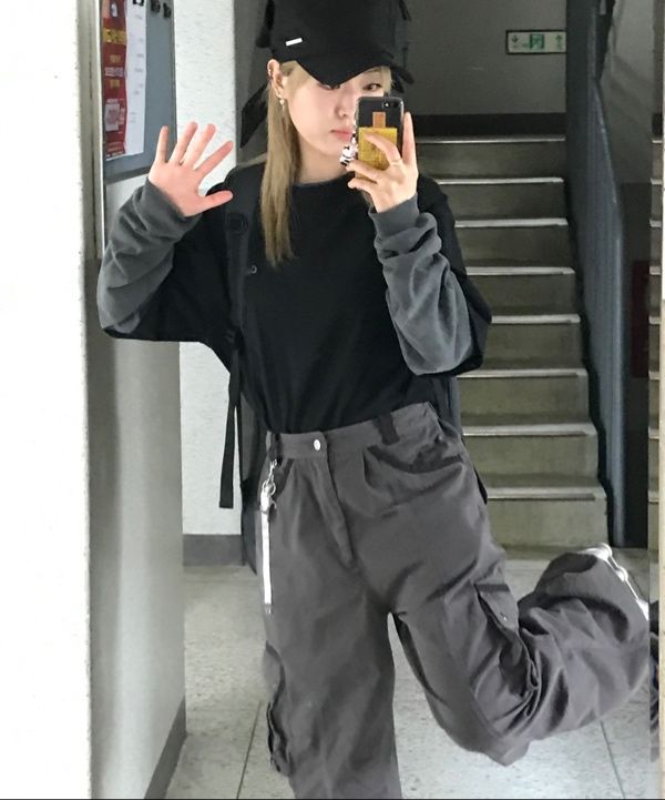 MUSINSA公式 | AAKAM Knee Pin-tuck Contrast Cargo Pants (Dark Gray)